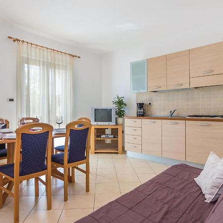 Beautiful Apartment In Porec With Kitchen Esterno foto