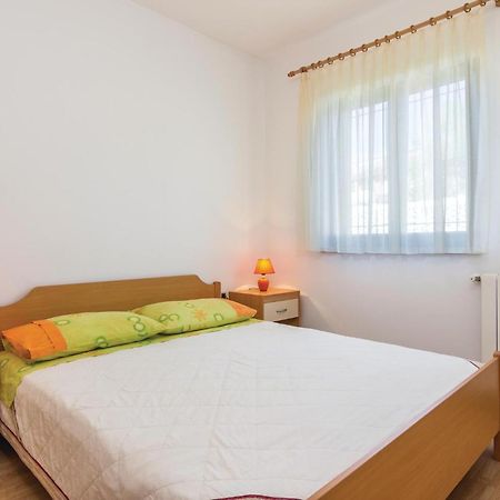 Beautiful Apartment In Porec With Kitchen Esterno foto