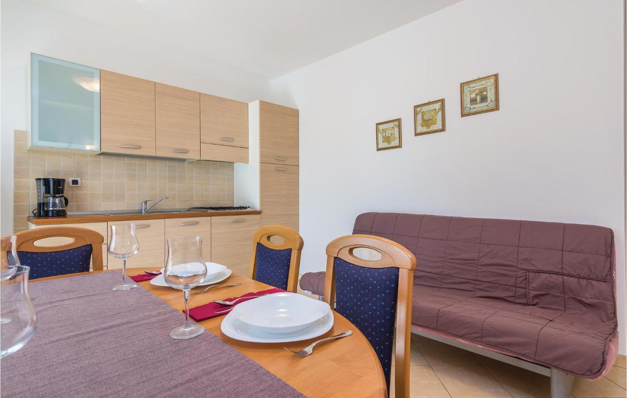 Beautiful Apartment In Porec With Kitchen Esterno foto